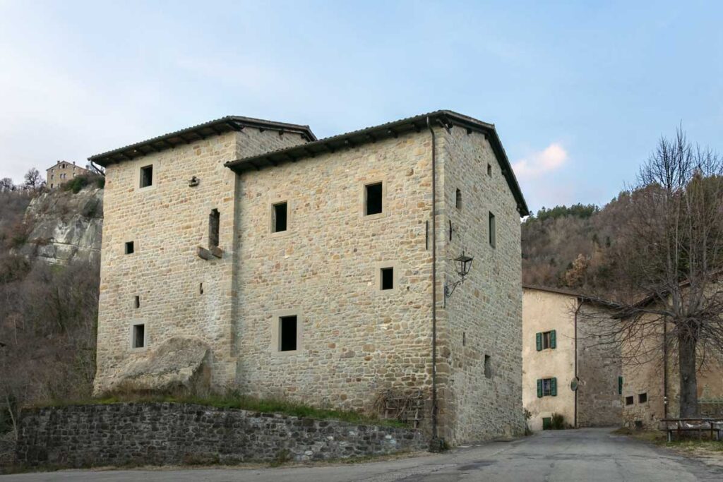 Palazzo d'Affrico, visuale di case antiche in pietra in primo piano